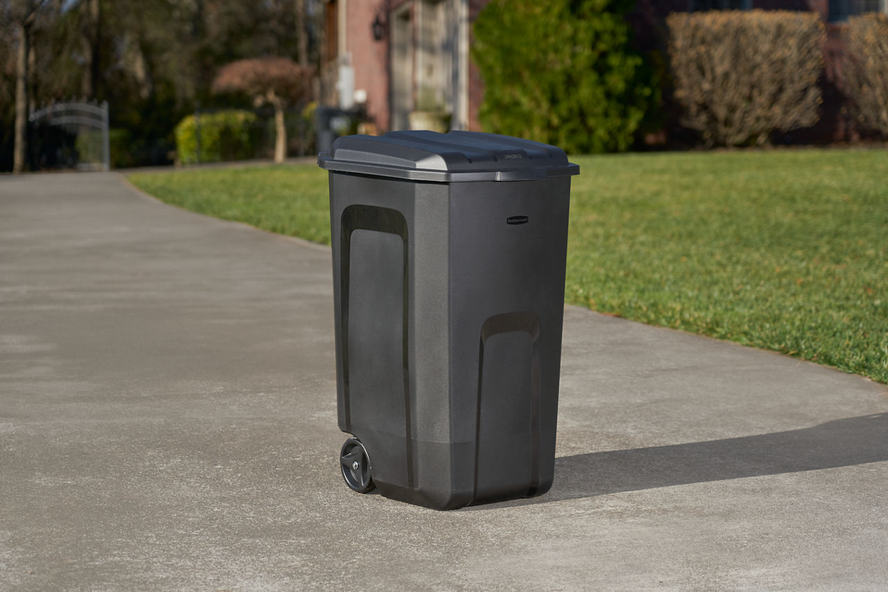 Roughneck™ Vented Wheeled Trash Can - US 5667