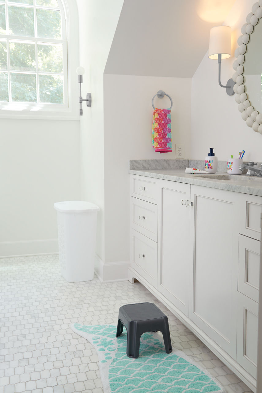 Ultra Non-Slip Plastic Step Stool - US 6454